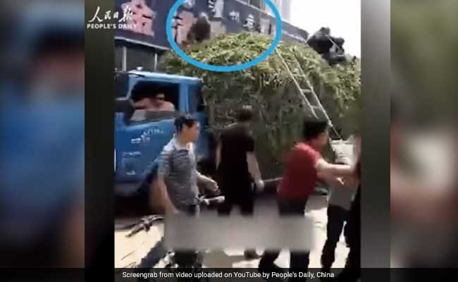 Video: To Escape Burning Building, People Jump Onto Vegetable Truck