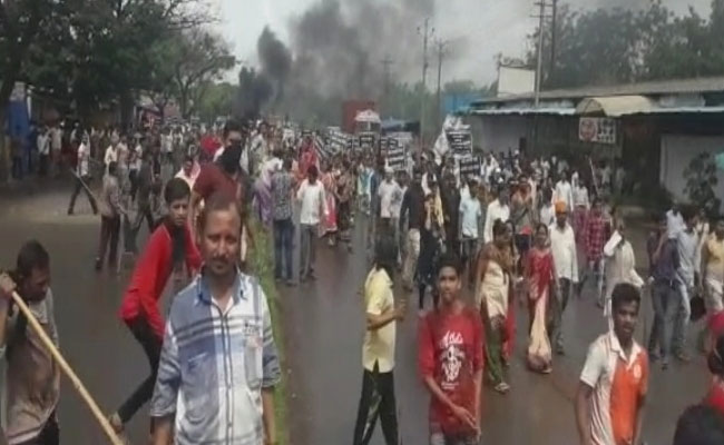 महाराष्ट्र में किसानों का प्रदर्शन हुआ हिंसक, कई गाड़ियों में तोड़फोड़ और आगजनी