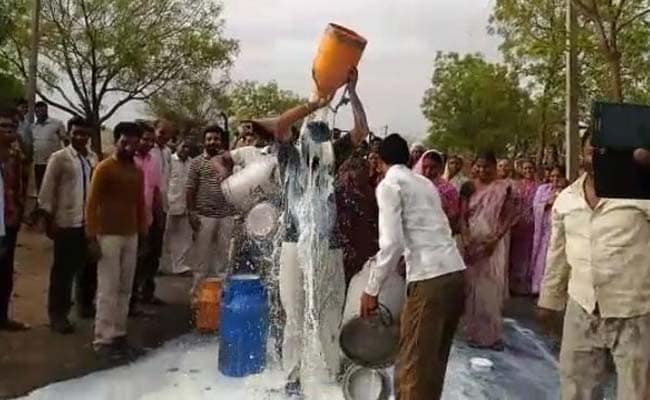 महाराष्ट्र में किसानों ने दूध से खेली होली, धारा 144 लागू, अण्णा हजारे भी समर्थन में उतरे