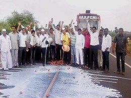 महाराष्ट्र में शिवसेना किसानों के पक्ष में, सीएम फडणवीस ने गठित की मंत्रियों की समिति महाराष्ट्र में शिवसेना किसानों के पक्ष में, सीएम फडणवीस ने गठित की मंत्रियों की समिति