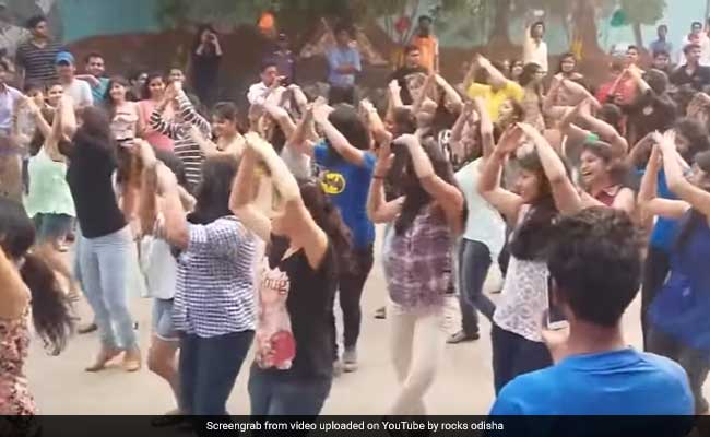 Millions Are Watching These Students Dance To A '90s Bollywood Mashup