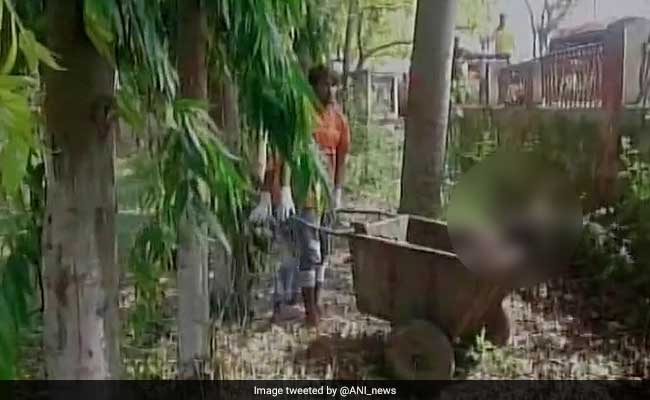 In Bihar, Hospital Staff Lugs Around Woman's Body In A Garbage Cart