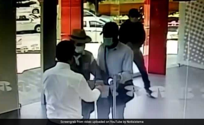 Watch: Security Guard Stops Robbers From Entering Bank By Locking Them Out