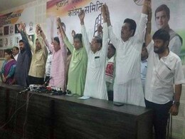 गुजरात में कांग्रेस में कुनबा बचाने के लिए जद्दोजहद, पार्टी टूटने का खतरा गुजरात में कांग्रेस में कुनबा बचाने के लिए जद्दोजहद, पार्टी टूटने का खतरा