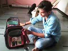गुजरात के सरकारी स्कूलों में वितरित बैगों में 'छुपा चेहरा' अखिलेश यादव का!