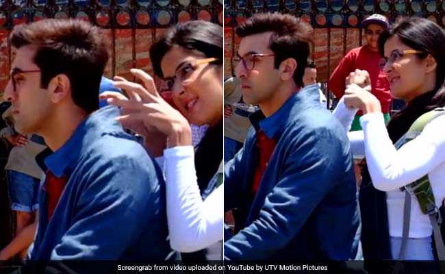 पहले मारा घूसा फिर दबाया गला, रणबीर कपूर के साथ ये क्या कर रही हैं कैटरीना कैफ पहले मारा घूसा फिर दबाया गला, रणबीर कपूर के साथ ये क्या कर रही हैं कैटरीना कैफ