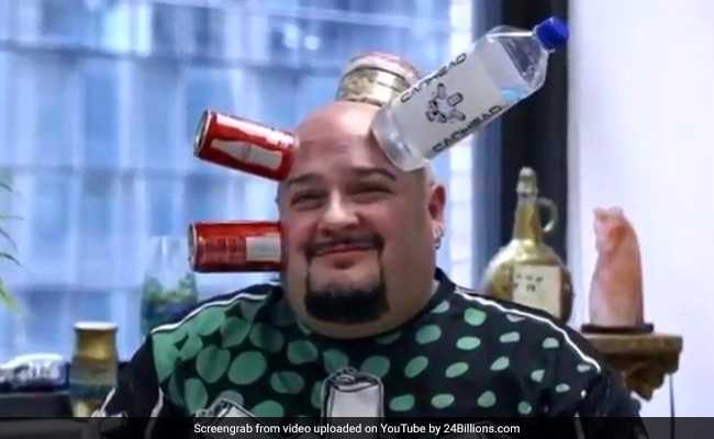 चलता-फिरता चुंबक है ये आदमी, सिर से पिलाता है पानी, लेकिन कमाता है हजारों डॉलर!