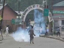 ईद के मौके पर कश्मीर में कई जगह हिंसा, सुरक्षाकर्मियों ने भीड़ पर काबू पाने के लिए छोड़े आंसू गैस के गोले ईद के मौके पर कश्मीर में कई जगह हिंसा, सुरक्षाकर्मियों ने भीड़ पर काबू पाने के लिए छोड़े आंसू गैस के गोले
