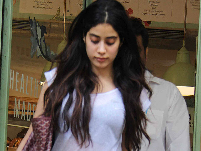 A Day In Jhanvi Kapoor's Life. So Chic