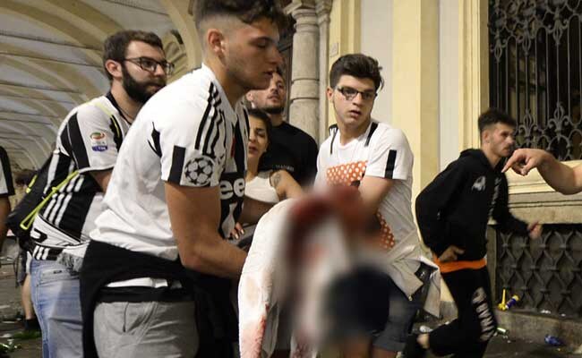 चैंपियंस लीग के फाइनल मैच में मची भगदड़, 400 से अधिक लोग घायल चैंपियंस लीग के फाइनल मैच में मची भगदड़, 400 से अधिक लोग घायल