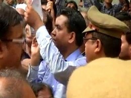 कपिल मिश्रा पहुंचे अरविंद केजरीवाल के घर, भारी हंगामा, पुलिस ने रोका तो गाया ये भजन कपिल मिश्रा पहुंचे अरविंद केजरीवाल के घर, भारी हंगामा, पुलिस ने रोका तो गाया ये भजन
