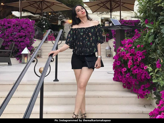 Karisma Kapoor Shows Us How To Look Uber-Stylish On Vacation