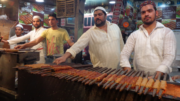 Qureshi Kabab Corner: The Legendary Kebab Stall at Jama Masjid for Meat Lovers