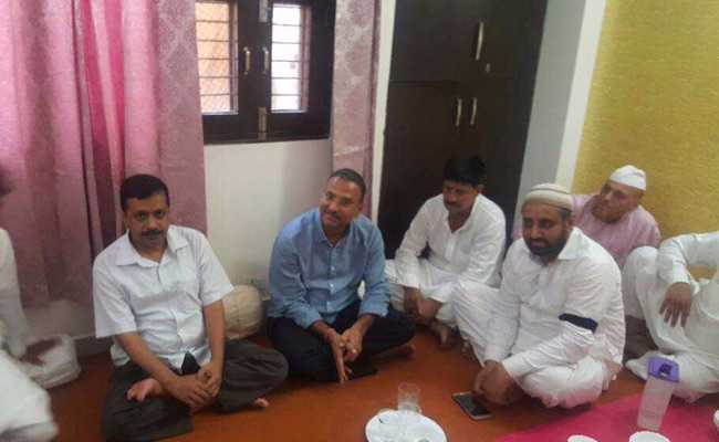 अरविंद केजरीवाल ने निलंबित विधायक के घर जाकर दी ईद की मुबारकबाद