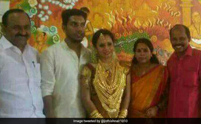 केरल : विधायक की बेटी की शादी की तस्वीरें हुईं वायरल, सोने में लदी थी दुल्हन