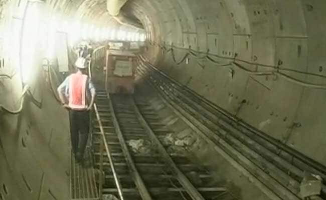 Man Dies After Jumping Before A Metro Railway Train In Kolkata