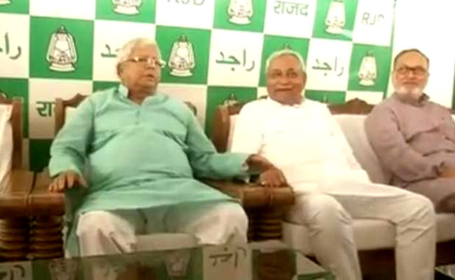 नीतीश ने कहा - लालू जी 70 साल के लगते कहां हैं, उनमें अब भी छात्र जीवन वाला जोश है