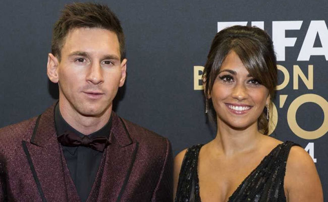 बीवी से प्‍यार को दर्शाने के लिए फुटबॉल स्‍टार लियोनेल मेसी ने कमर पर बनवाया  'किस' का टैटू