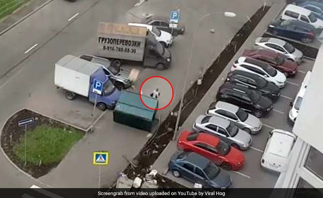 अचानक एक बड़े कूड़े के डिब्बे ने उस शख्स को ढक लिया, देखें- Video