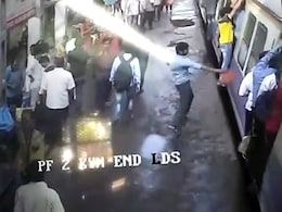 महाराष्ट्र : ट्रेन प्लेटफॉर्म से जैसे ही आगे बढ़ी इस शख्स ने यात्रियों पर झोंक दी लाल मिर्च महाराष्ट्र : ट्रेन प्लेटफॉर्म से जैसे ही आगे बढ़ी इस शख्स ने यात्रियों पर झोंक दी लाल मिर्च