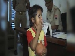 गुल्लक लेकर पुलिस के पास पहुंची मासूम, बोली - मेरी मां के कातिलों को पकड़ लो... गुल्लक लेकर पुलिस के पास पहुंची मासूम, बोली - मेरी मां के कातिलों को पकड़ लो...