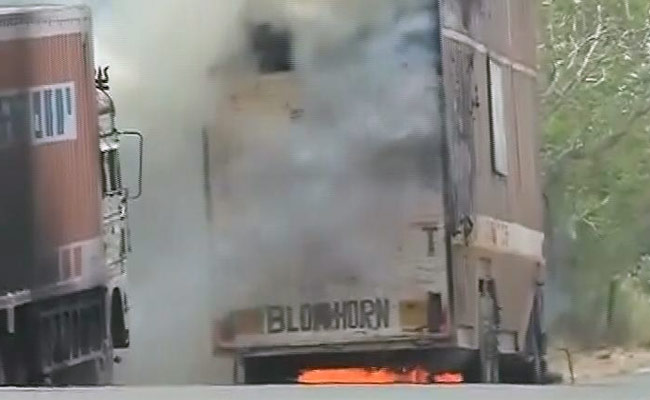 मंदसौर में बेकाबू हुआ किसान आंदोलन, पीएम मोदी ने की अहम बैठक, शिवराज की अपील- शांति बनाए रखें