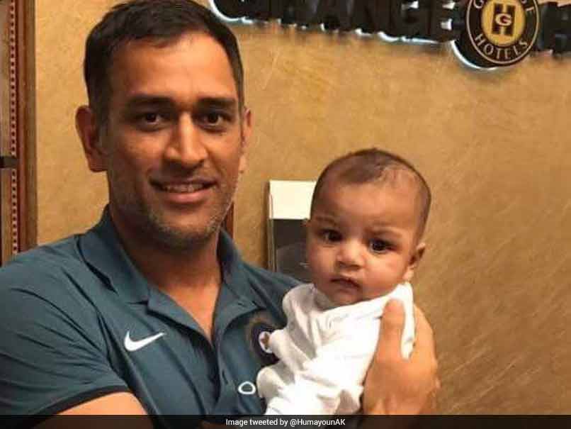 ICC Champions Trophy Final, India vs Pakistan: MS Dhoni's Picture With Sarfraz Ahmed's Son Goes Viral