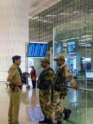 नूडल्स के पैकेट में हीरे और अंडरगारमेंट्स में सोना, मुंबई एयरपोर्ट पर कस्टम ने पकड़ा 6.46 करोड़ का माल