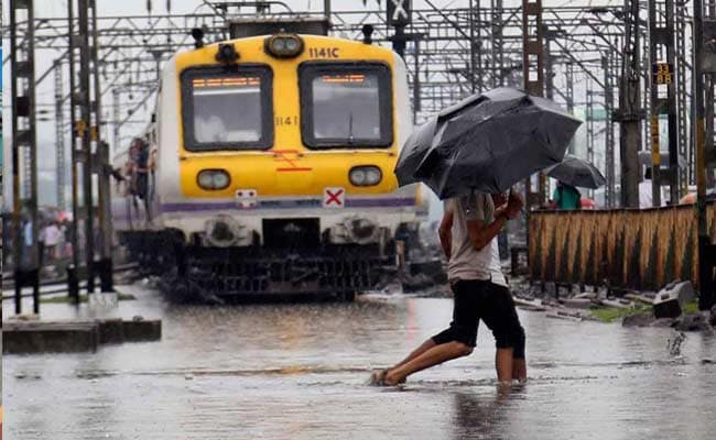 मुंबई में भारी बारिश जारी, हार्बर लाइन पर रेल सेवाएं बाधित