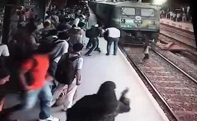 फोन पर बात करते-करते रेलवे ट्रैक पार कर रही थी लड़की, तभी सामने से आ गई मालगाड़ी फिर... फोन पर बात करते-करते रेलवे ट्रैक पार कर रही थी लड़की, तभी सामने से आ गई मालगाड़ी फिर...