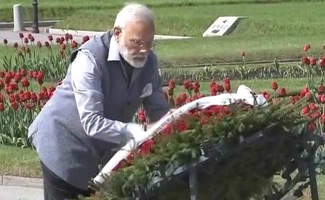 रूस के सेंट पीटर्सबर्ग में पीएम नरेंद्र मोदी ने द्वितीय विश्व युद्ध के शहीदों को दी श्रद्धांजलि