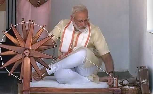 पीएम नरेंद्र मोदी का गुजरात दौरा : साबरमती आश्रम में चरखा चलाया, शाम को पाटीदारों के गढ़ में रोडशो