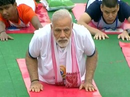 योग दिवस : लखनऊ में बारिश के बीच हजारों लोगों के साथ पीएम नरेंद्र मोदी ने किया योग योग दिवस : लखनऊ में बारिश के बीच हजारों लोगों के साथ पीएम नरेंद्र मोदी ने किया योग