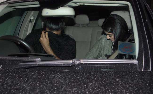 मिस्ट्री ब्वॉय के साथ दिखीं अमिताभ बच्चन की नातिन, मीडिया को देख छिपा लिया चेहरा