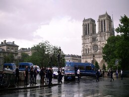 Man Attacks Cop With Hammer At Notre Dame In Paris, Shot At By Officers Man Attacks Cop With Hammer At Notre Dame In Paris, Shot At By Officers