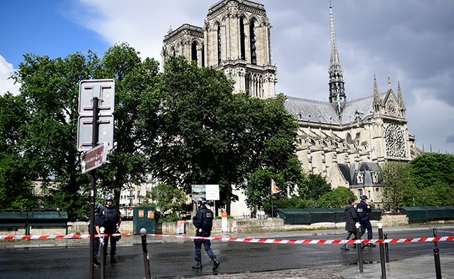 पेरिस : पुलिस अफसर पर हथौड़े से हमला, हमलावर को गोली मार किया घायल