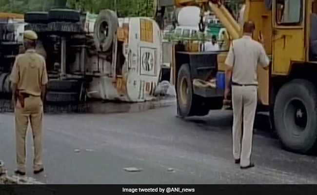Nearly 5,000 Litres Petrol Spill After Oil Tanker Overturns In Delhi's Moolchand Underpass, 2 Injured