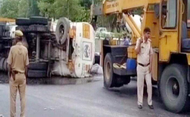 तेल से भरा टैंकर पलटने से साउथ दिल्ली में रिंग रोड पर भयंकर ट्रैफिक जाम