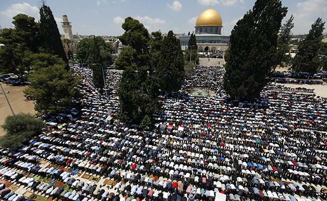 Palestinians Pour Into Jerusalem For Ramadan Prayers