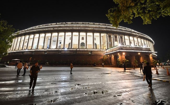 GST लांचिंग पर संसद में इन नेताओं की सिटिंग और दलों की मौजूदगी ने लोगों को किया चकित