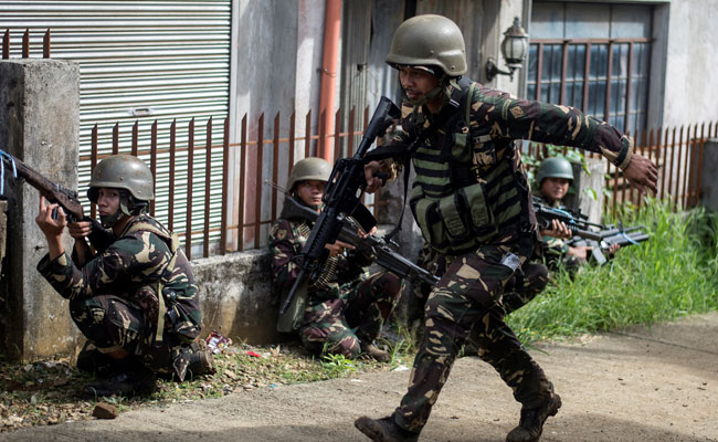 Philippine Troops Raise Flag For Independence Day As Bombs Fall On ISIS-Held City