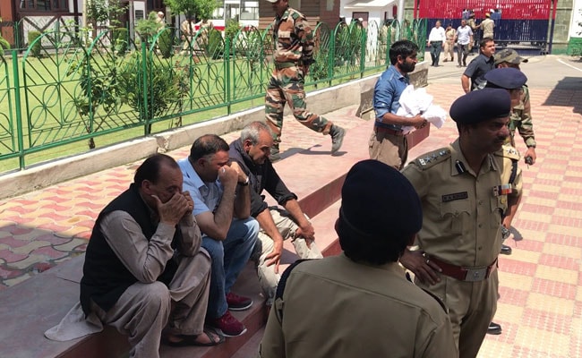 policemen mourning ayub pandith