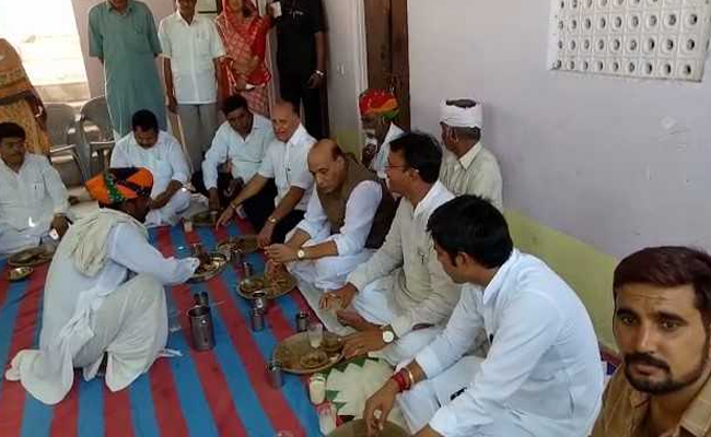 जब केंद्रीय गृहमंत्री राजनाथ सिंह ने एक आम आदमी के घर खाया खाना...