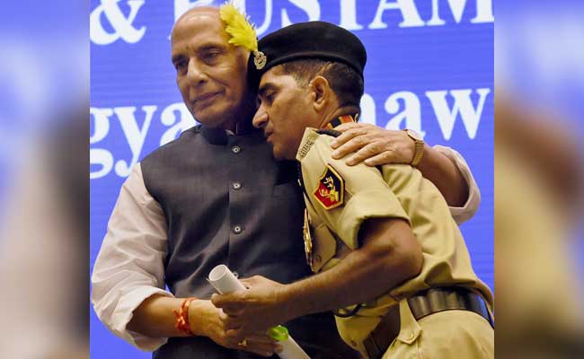 जब राजनाथ ने प्रोटोकॉल तोड़ बहादुर BSF जवान को गले लगाया, तालियों से गूंज उठा सभागार