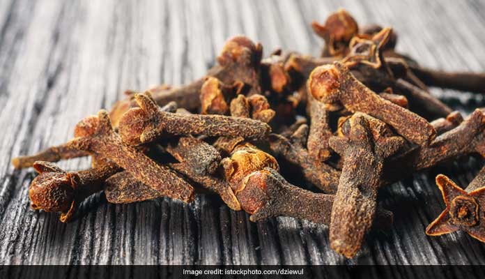 Clove For Mouth Odour: मुंह की बदबू को दूर करने के लिए लौंग का करें सेवन, ये हैं अन्य फायदे