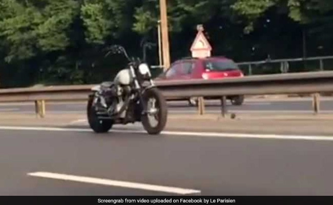 Video : टक्कर के बाद मोटरसाइकिल सवार तो गिरा लेकिन यह क्या ! अब इसे कौन चला रहा है