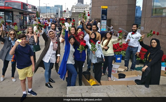 British Muslims Offer 3,000 Roses To Passersby At London Bridge After Recent Attacks