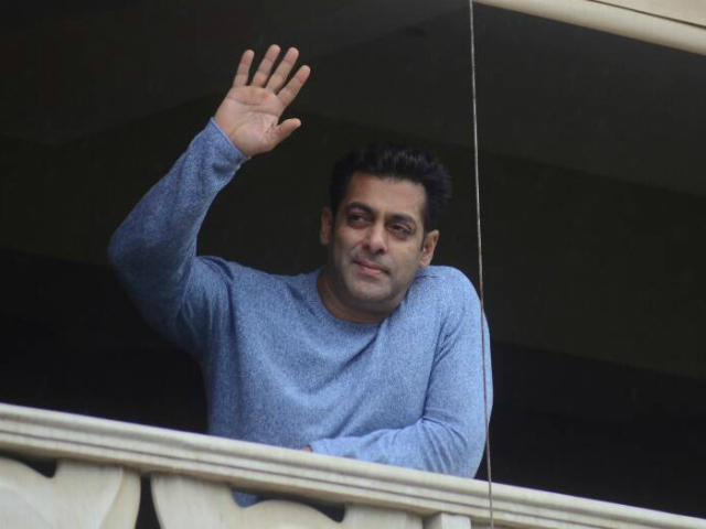 Eid With Salman Khan: See Pics Of The <I>Tubelight</i> Star Waving To Fans