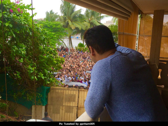 Salman Khan's Fans Reportedly Lathi Charged For Scaling Walls Of His Apartment Block