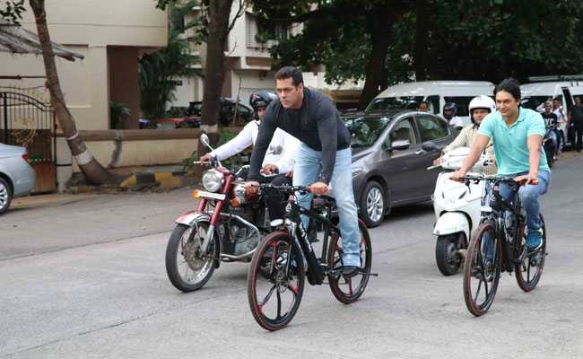 सलमान खान की 'दबंगई'...फिर साइकिल लेकर मुंबई की सड़कों पर कुछ इस अंदाज में आए नजर, देखें वीडियो